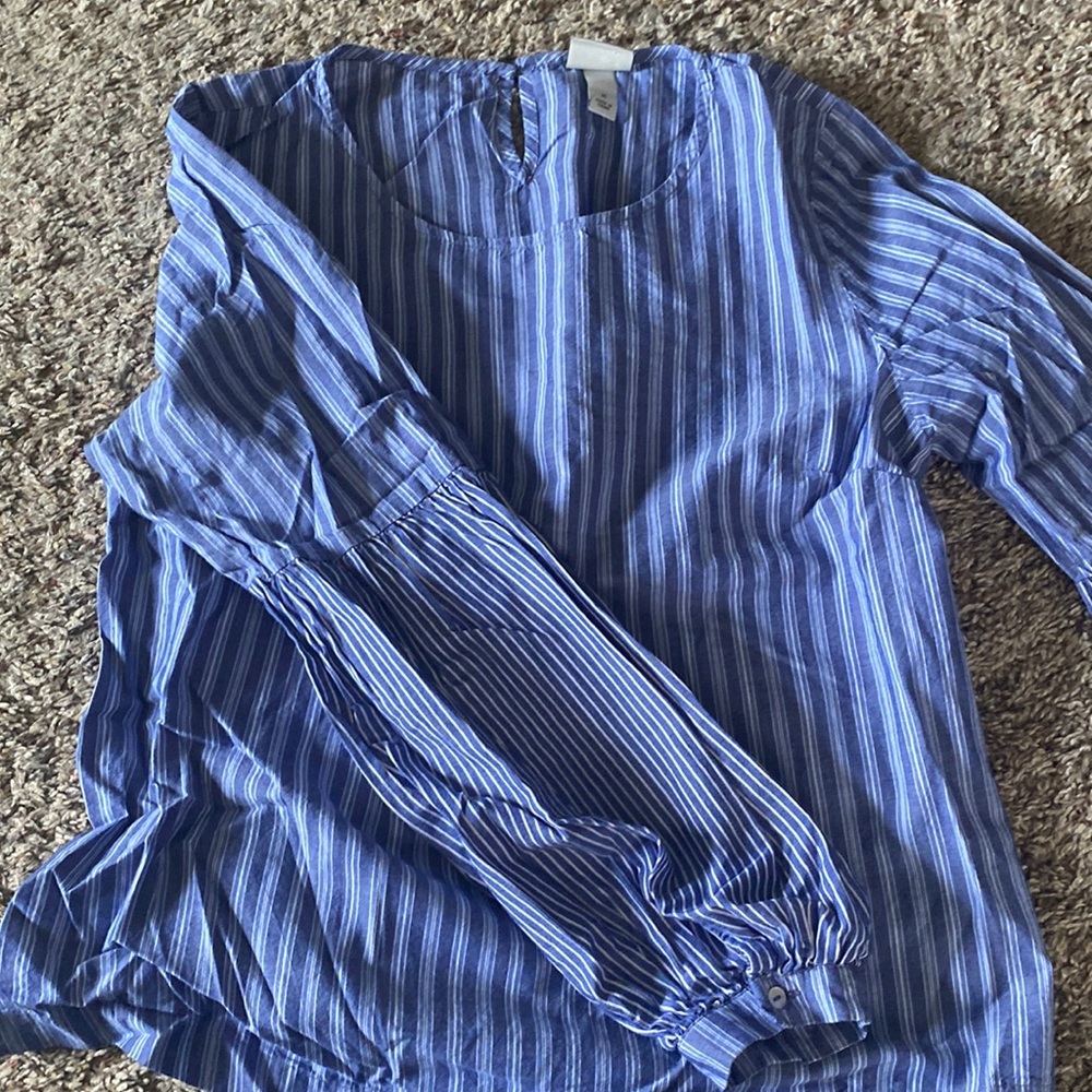 long sleeve womens shirt. Good condition, wrinkles easily. cinch back.